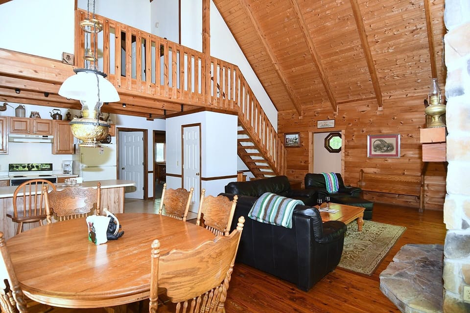 House, Multiple Beds (Lazy Bear Retreat - Classic Cabin! ) | Dining