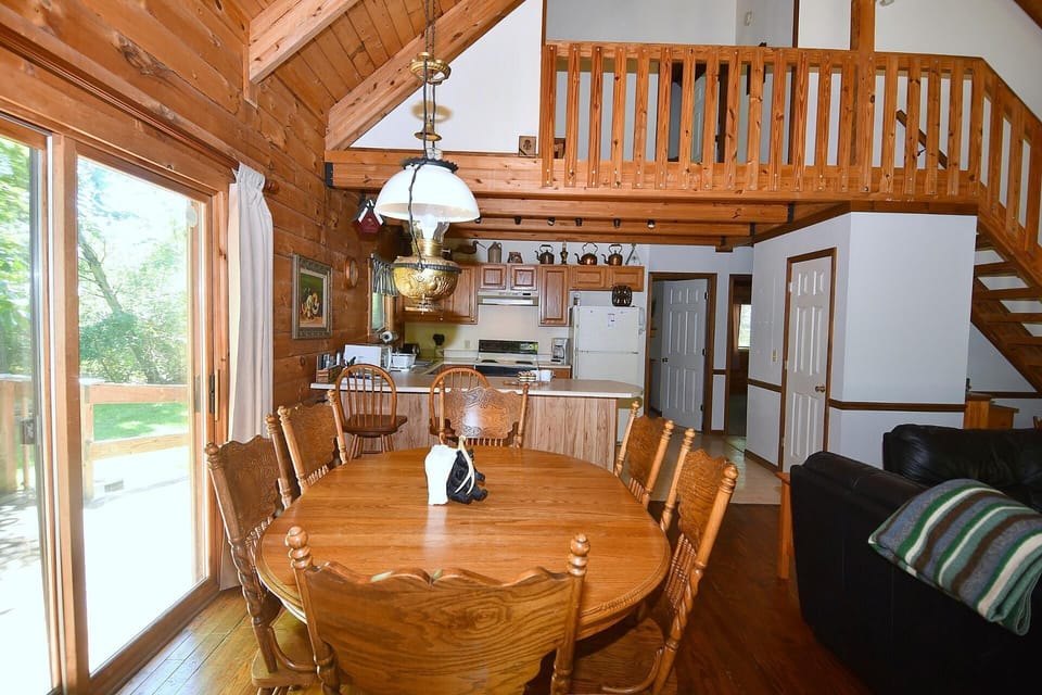 House, Multiple Beds (Lazy Bear Retreat - Classic Cabin! ) | Dining