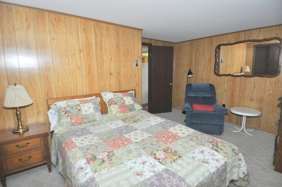 House, 2 Queen Beds (Treetop Cabin) | 3 bedrooms, internet, bed sheets