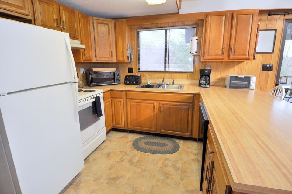 House, 2 Queen Beds (Treetop Cabin) | Private kitchen | Fridge, dishwasher, spices, freezer