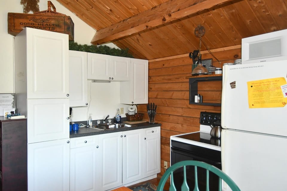 House, 1 Double Bed (Whispering Hills - Couples Getaway) | Private kitchen | Coffee/tea maker, fridge, dishwasher, freezer