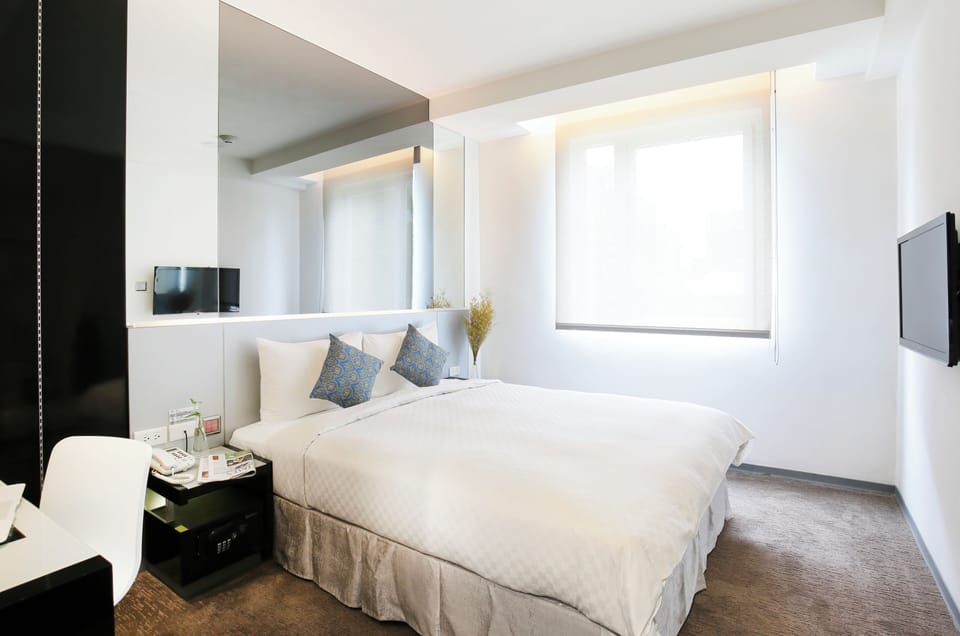 Down comforters, in-room safe, desk, blackout drapes