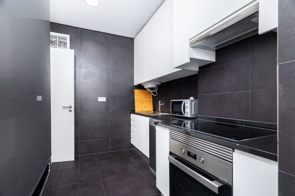 Apartment, 4 Bedrooms, Non Smoking | Private kitchen | Full-size fridge, microwave, oven, stovetop