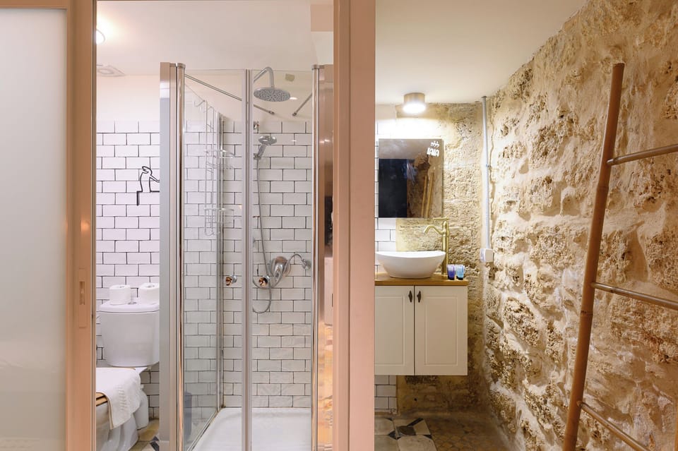 Basic Double or Twin Room | Bathroom | Towels, soap, toilet paper