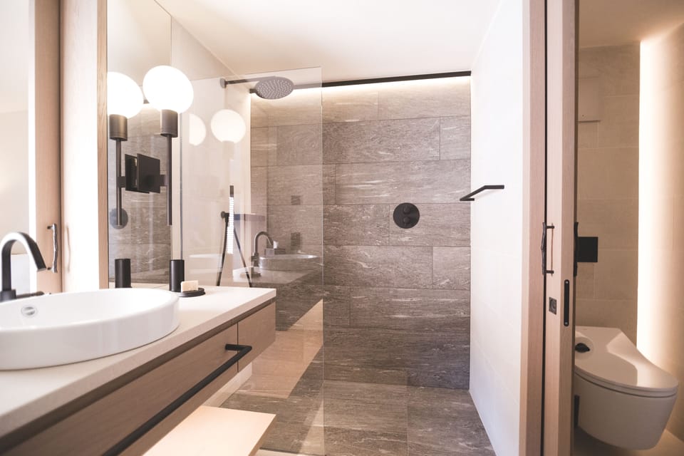 Shower, eco-friendly toiletries, bidet, towels