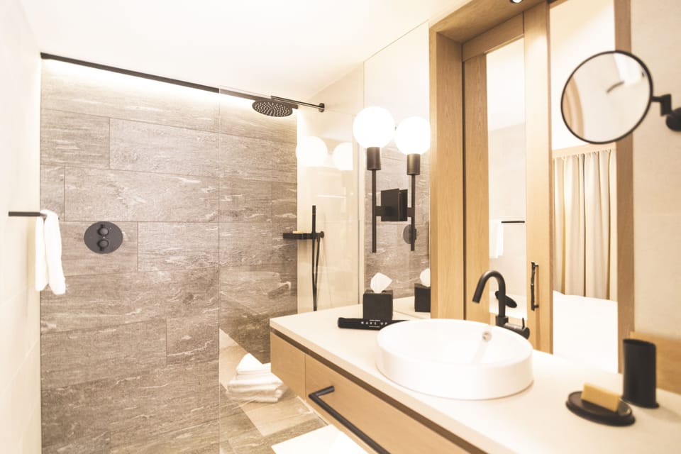 Studio (Pure M) | Bathroom | Shower, eco-friendly toiletries, bidet, towels