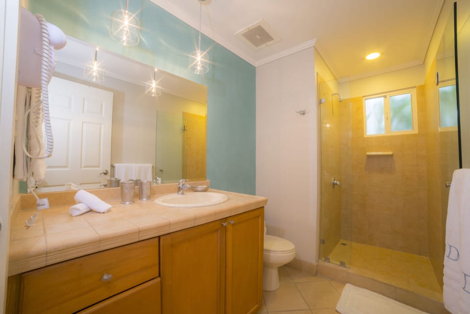 Deluxe Condo, 2 Bathrooms, Garden View | Bathroom | Hair dryer, towels, toilet paper