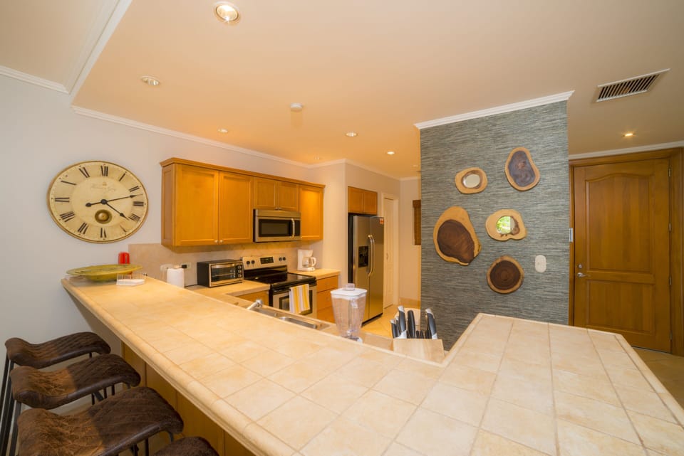 Deluxe Condo, 2 Bathrooms, Garden View | Private kitchen | Coffee/tea maker, fridge, microwave, oven