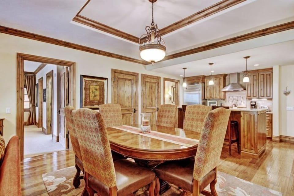 Condo (Vail Solaris 4 Bedroom Den) | Restaurant