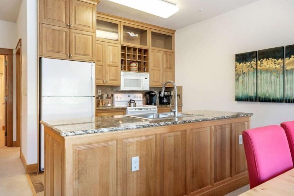 Condo, 3 Bedrooms (1840-2 Seasons Townhomes) | Private kitchen | Fridge