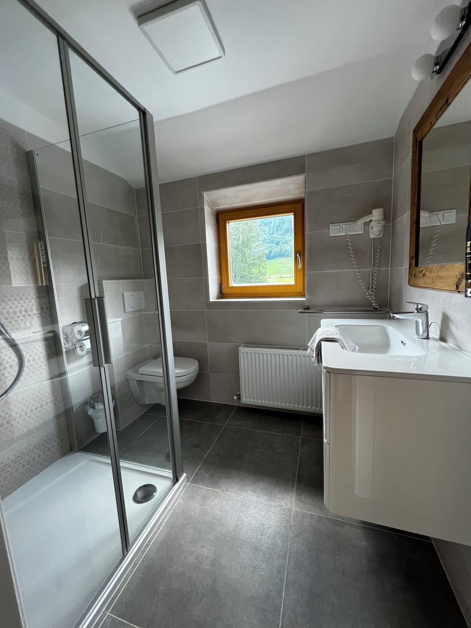 Comfort Double or Twin Room, 1 Bedroom, Non Smoking, Mountain View | Bathroom | Shower, hair dryer, towels
