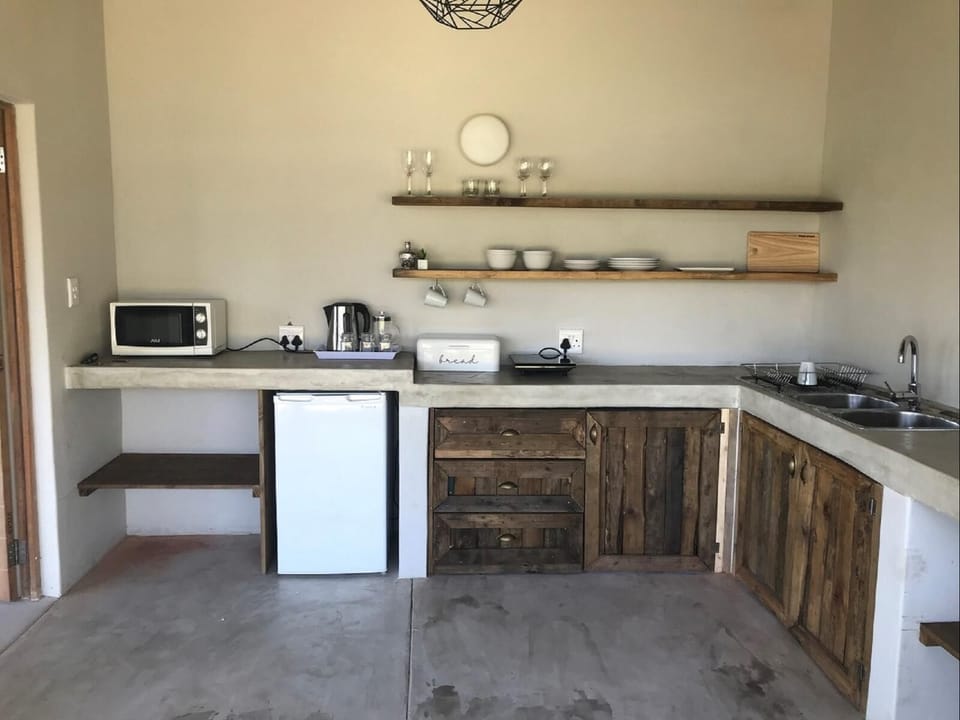 Executive Tent, 1 Bedroom | Private kitchen | Fridge, microwave, oven, coffee/tea maker
