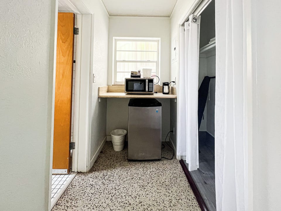 Studio, 2 Queen Beds | Microwave