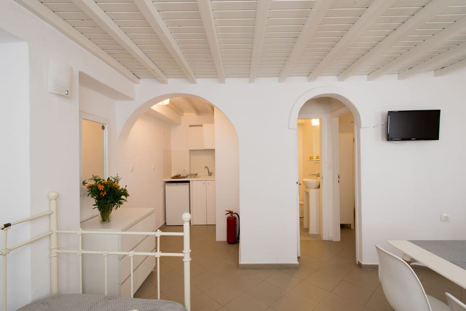 Apartment | Private kitchenette | Fridge, stovetop, electric kettle, cookware/dishes/utensils