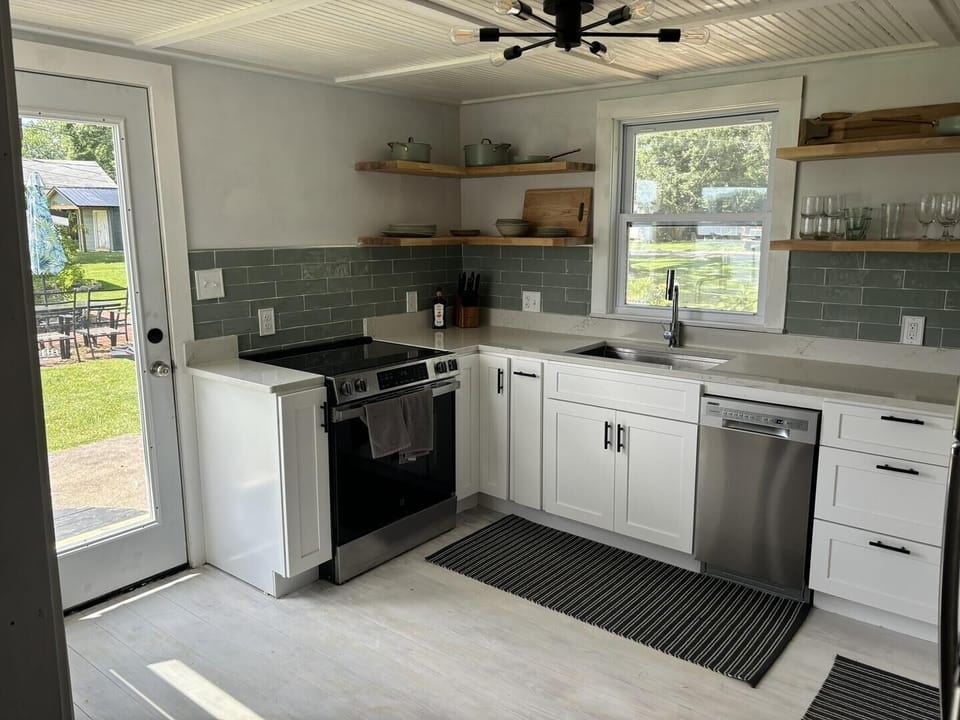 House, 2 Bedrooms | Private kitchen | Coffee/tea maker
