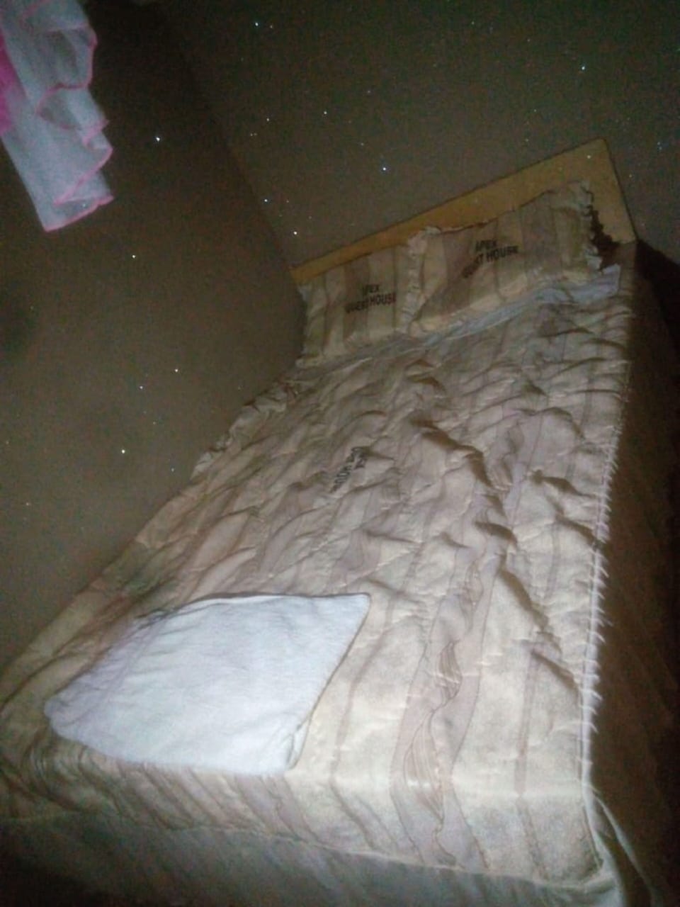 Single Room | Desk, bed sheets
