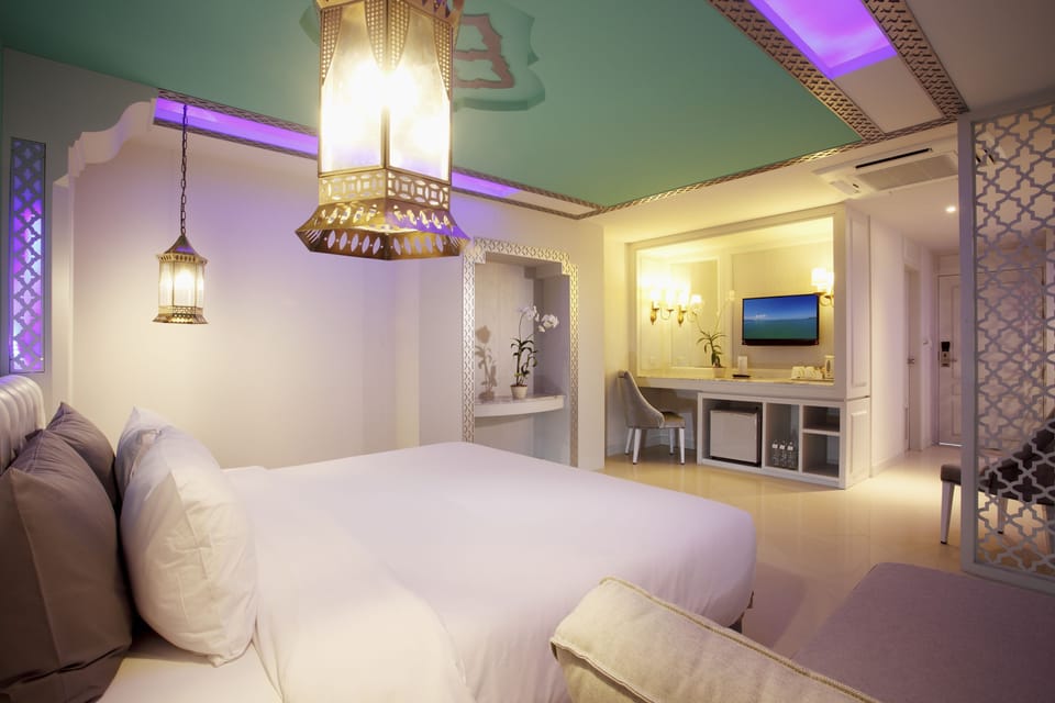 Family Room | Minibar, in-room safe, desk, soundproofing