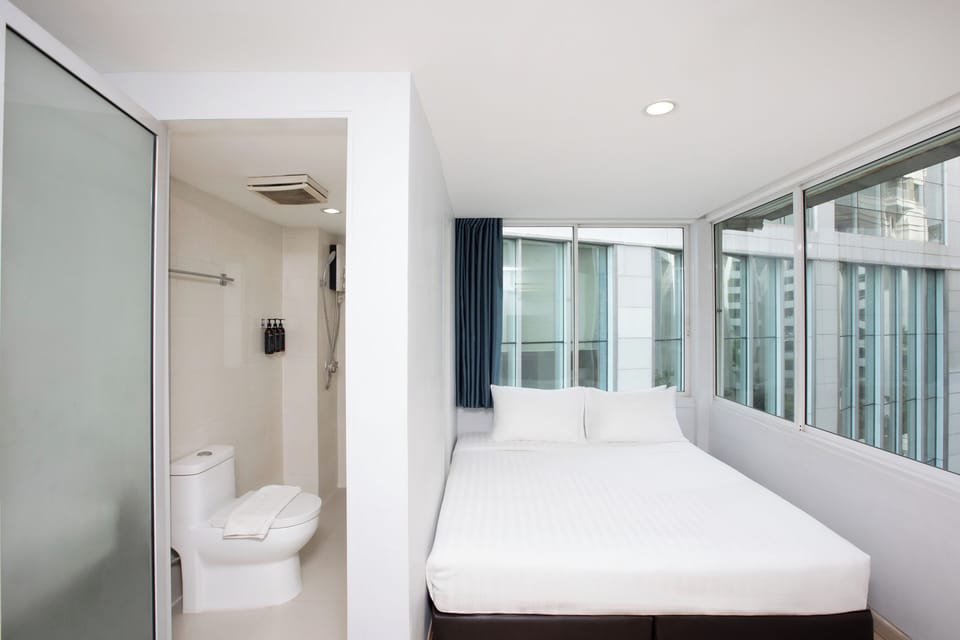 Standard Queen Room | Minibar, in-room safe, desk, free WiFi
