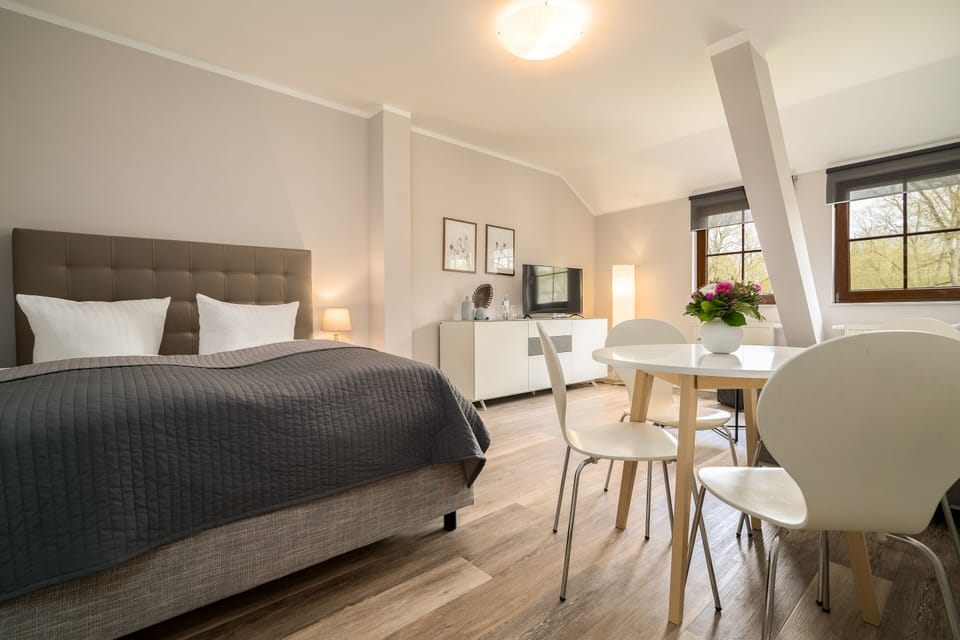 Family Suite, 1 Bedroom | Free cribs/infant beds, free WiFi, bed sheets