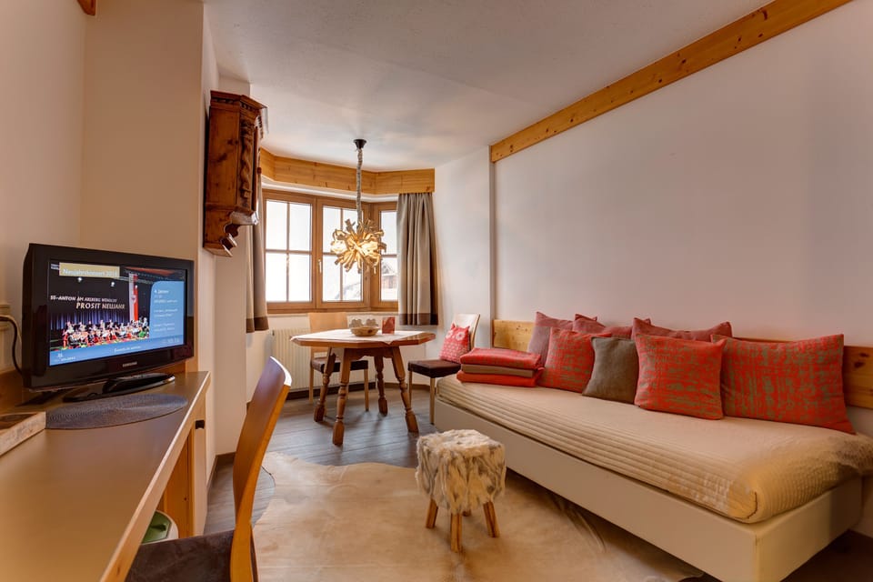 Junior Suite | Living area | Flat-screen TV
