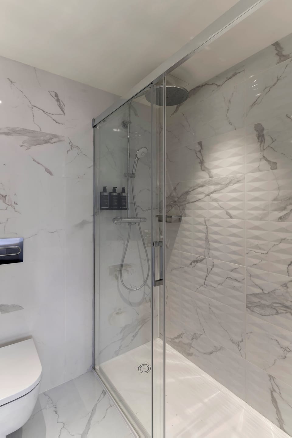 Superior Double Room, 1 King Bed | Bathroom | Combined shower/tub, eco-friendly toiletries, hair dryer, towels