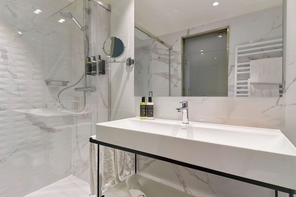 Junior Suite | Bathroom | Combined shower/tub, eco-friendly toiletries, hair dryer, towels