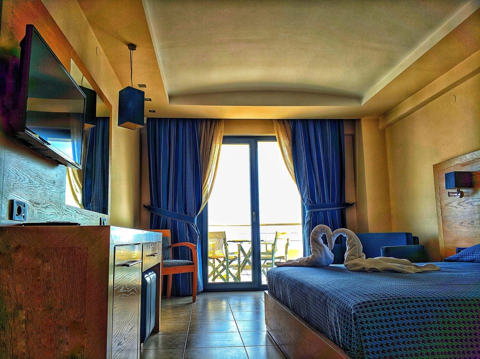 Double Room | Living room | Flat-screen TV