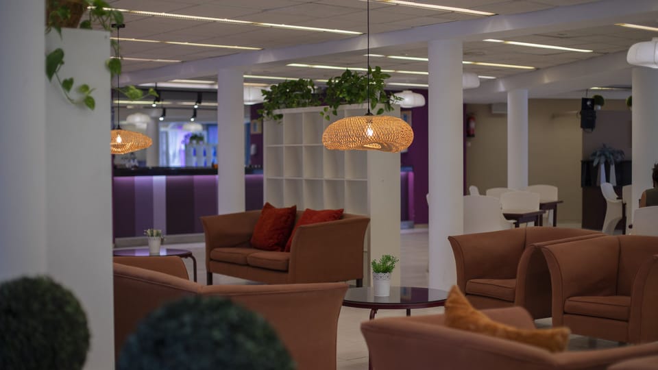 Lobby lounge