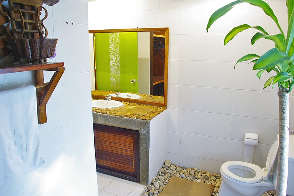 Superior Room | Bathroom | Combined shower/tub, free toiletries, towels