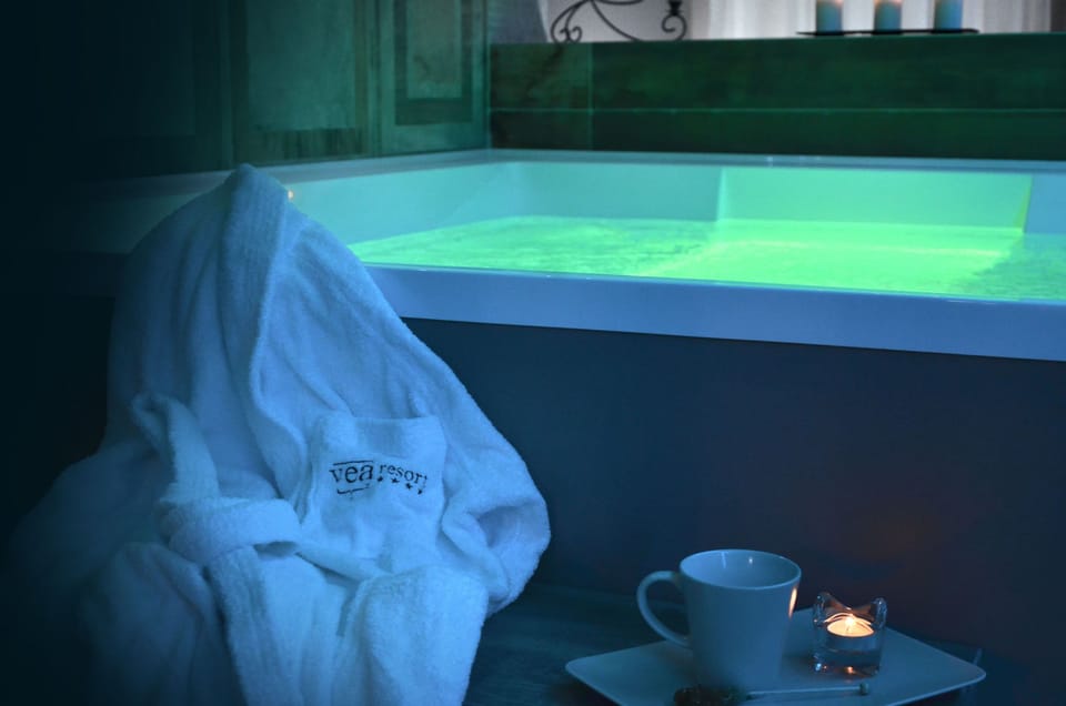 Sauna, hot tub, steam room, Turkish bath, body treatments, aromatherapy