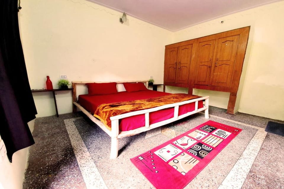 Deluxe Room, 1 King Bed | Soundproofing, free wired internet