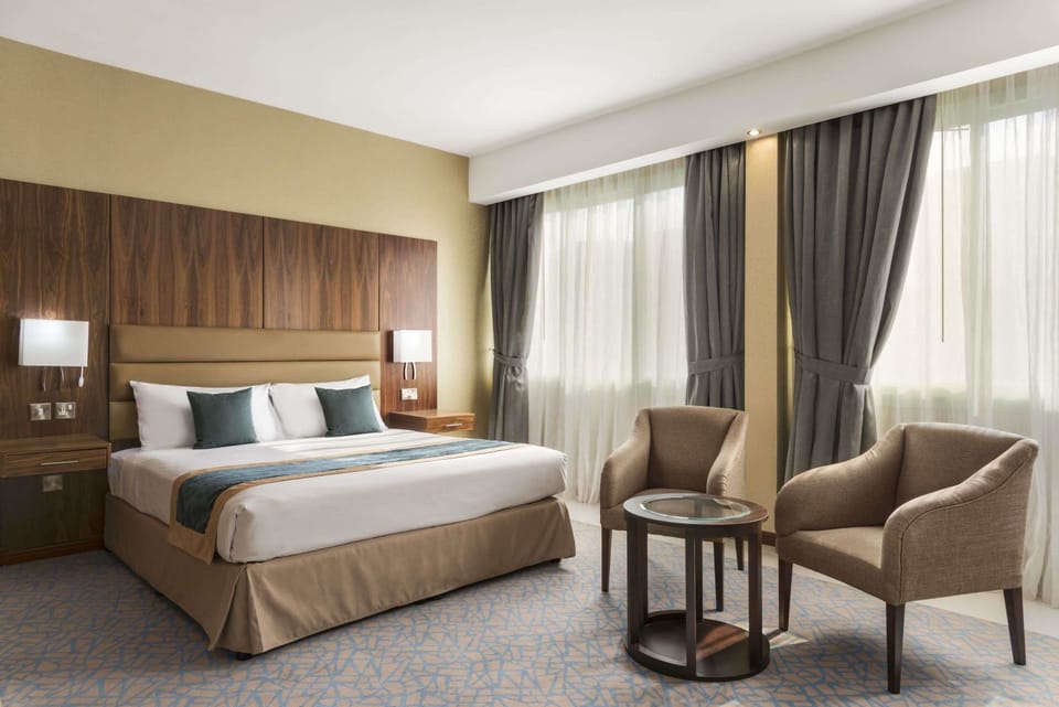 Room, 1 King Bed | 1 bedroom, minibar, in-room safe, individually furnished