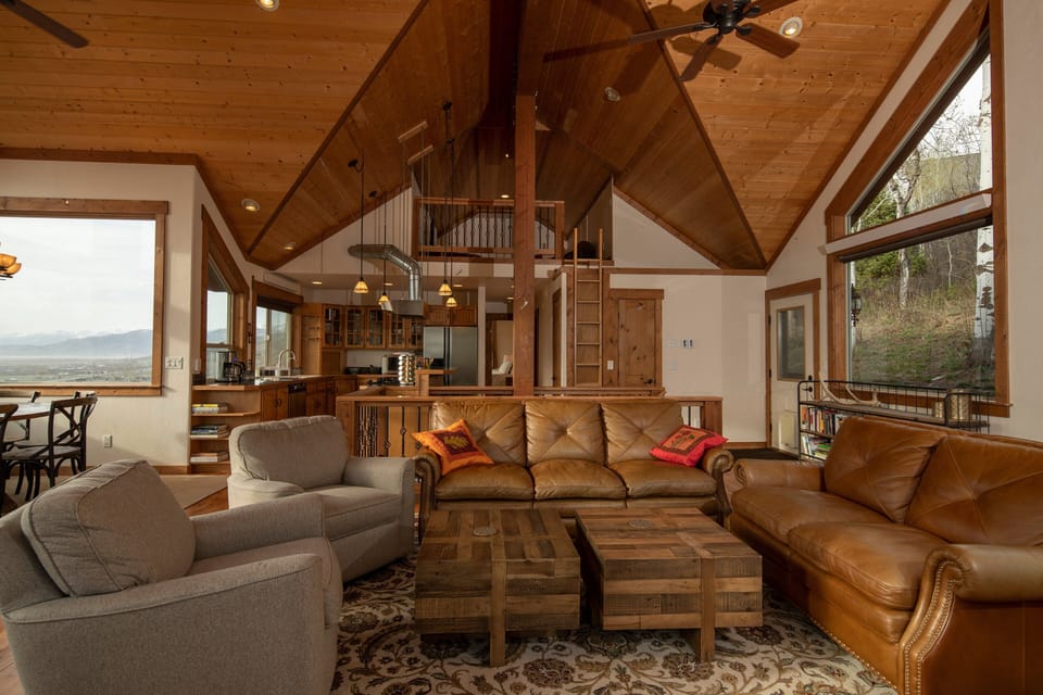 House (5 Bedrooms) | Living area | TV, video-game console, DVD player