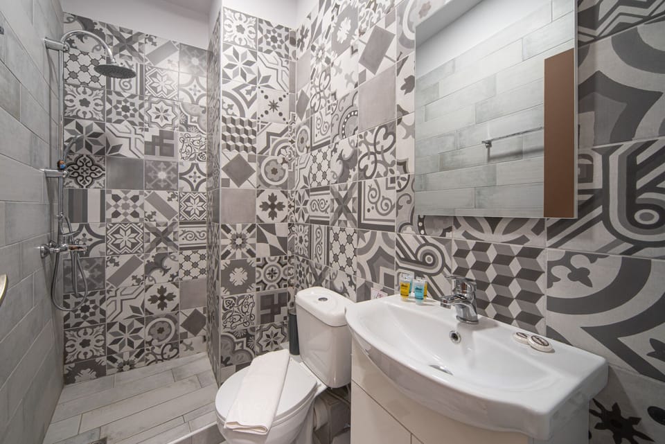 Deluxe Double Room, Balcony | Bathroom | Shower, free toiletries, hair dryer, towels