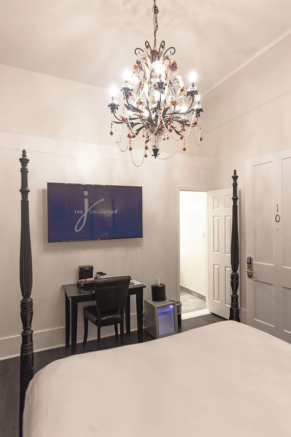 Deluxe Room, 1 Queen Bed | Premium bedding, iron/ironing board, WiFi (free), individually decorated