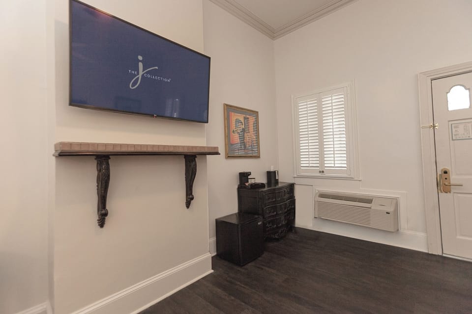 Room, 1 King Bed, Balcony | Premium bedding, individually decorated, individually furnished