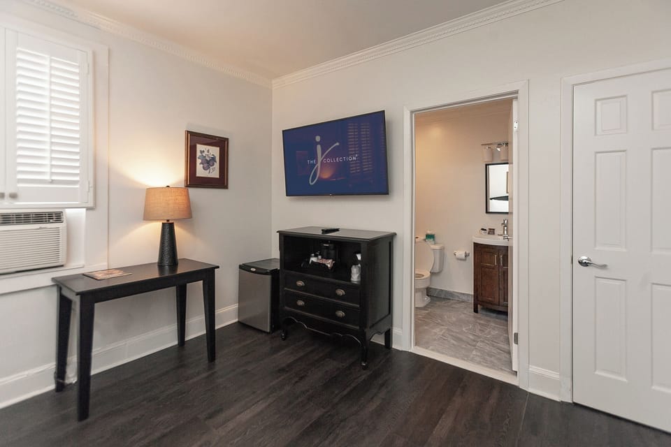 Deluxe Room, 1 King Bed | Premium bedding, iron/ironing board, WiFi (free), individually decorated