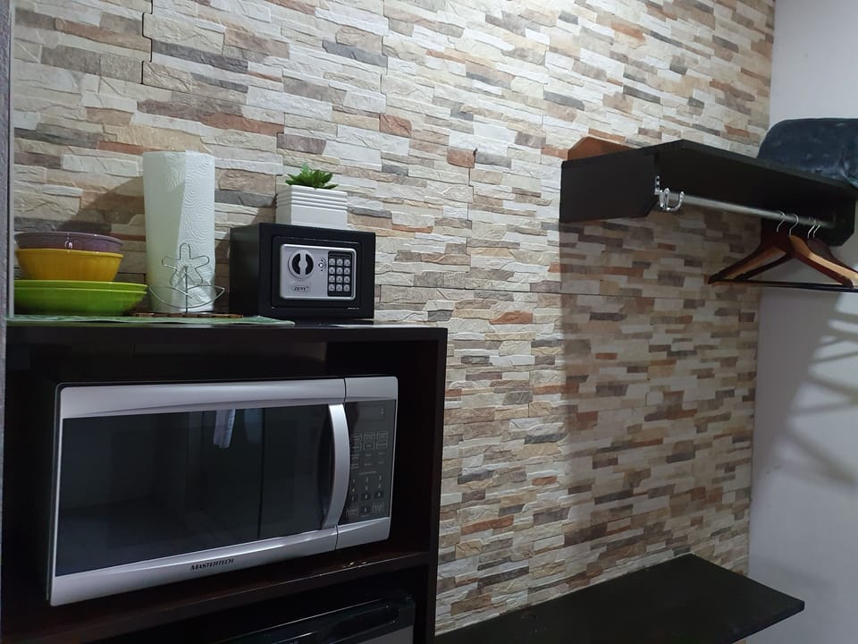 Deluxe Suite, Hot Tub, Hill View | Bathroom | Shower, rainfall showerhead, free toiletries, hair dryer