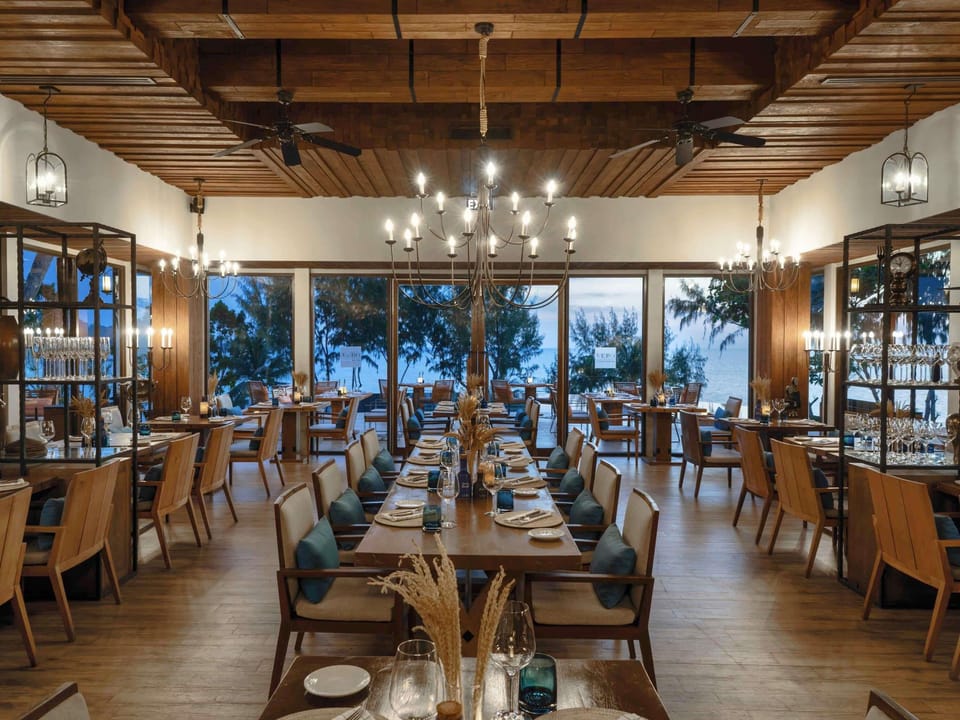 2 restaurants; breakfast, lunch, and dinner served