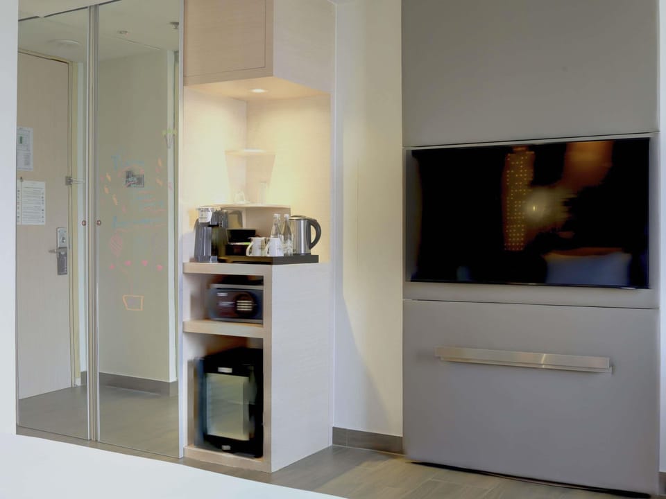 8 bedrooms, in-room safe, desk, iron/ironing board (on request)