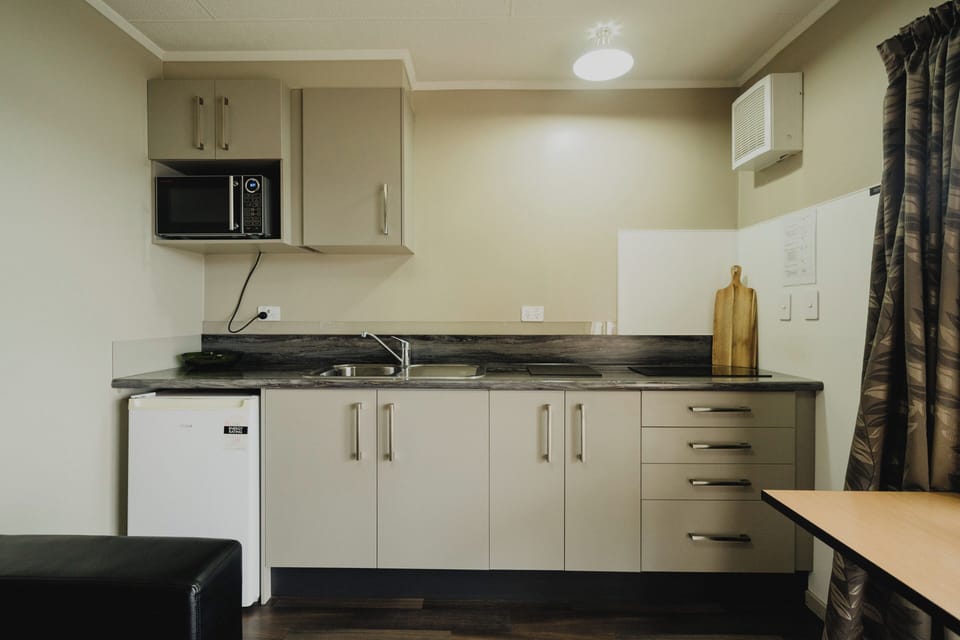 One Bedroom Motel | WiFi (free), bed sheets