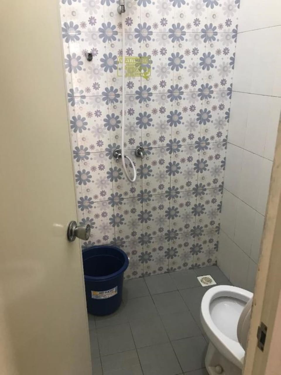 Shower, free toiletries, towels