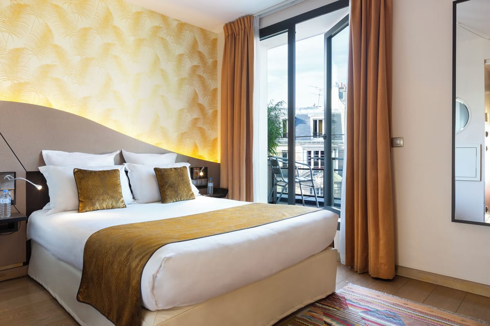 Deluxe Room | Minibar, in-room safe, individually furnished, desk