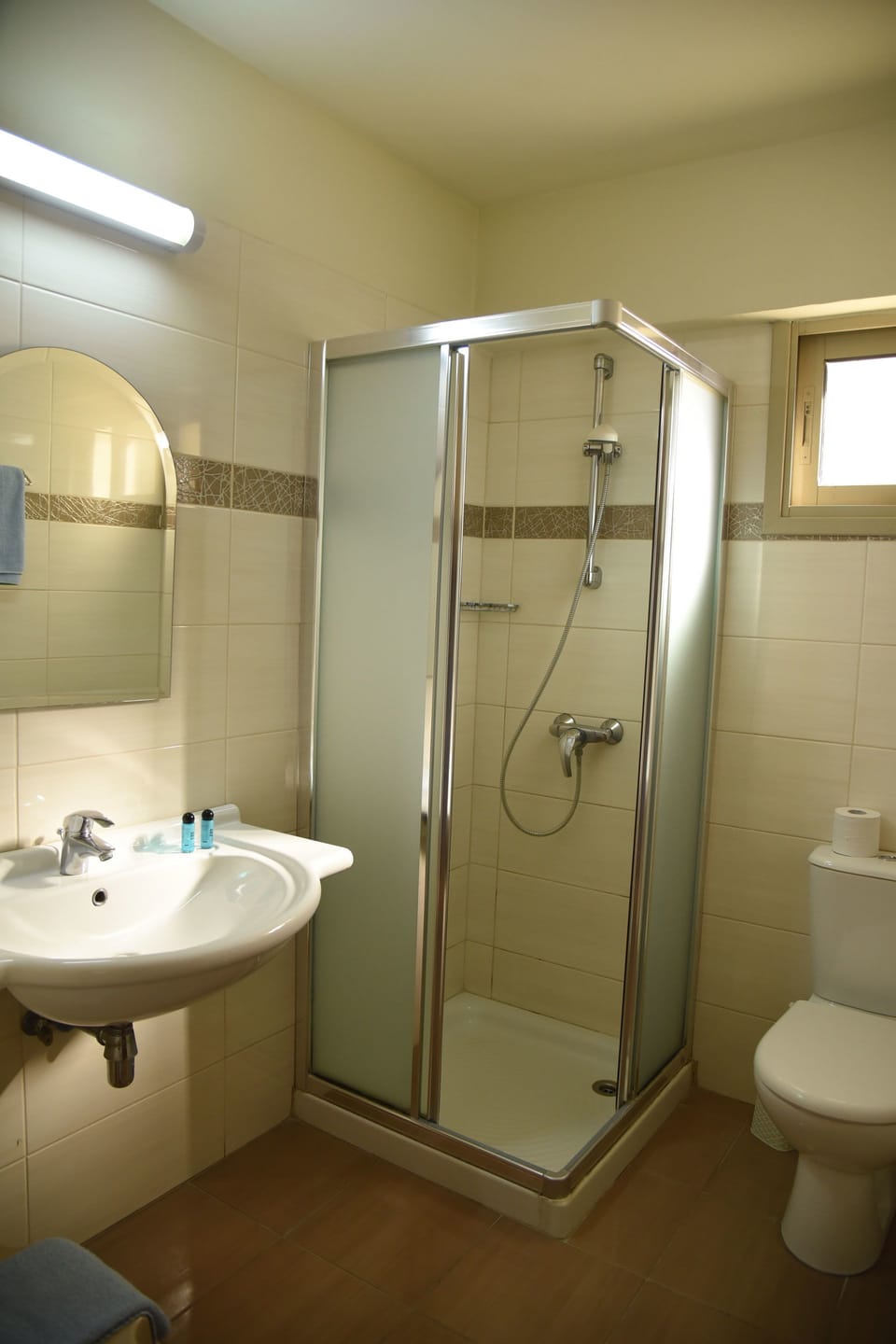 Shower, free toiletries, towels