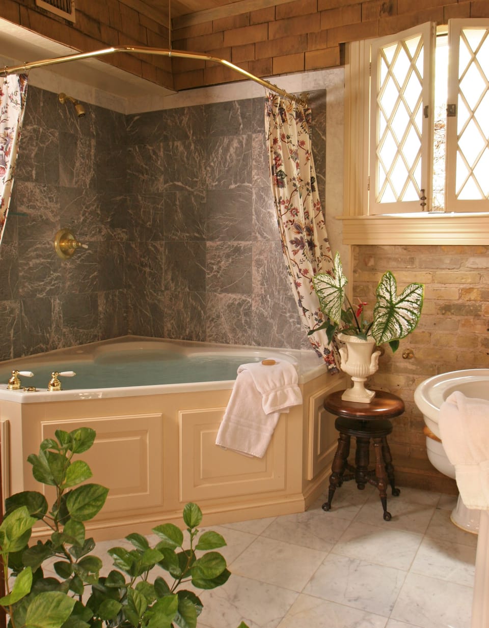 Carriage house Suite 1 | Bathroom | Free toiletries, towels