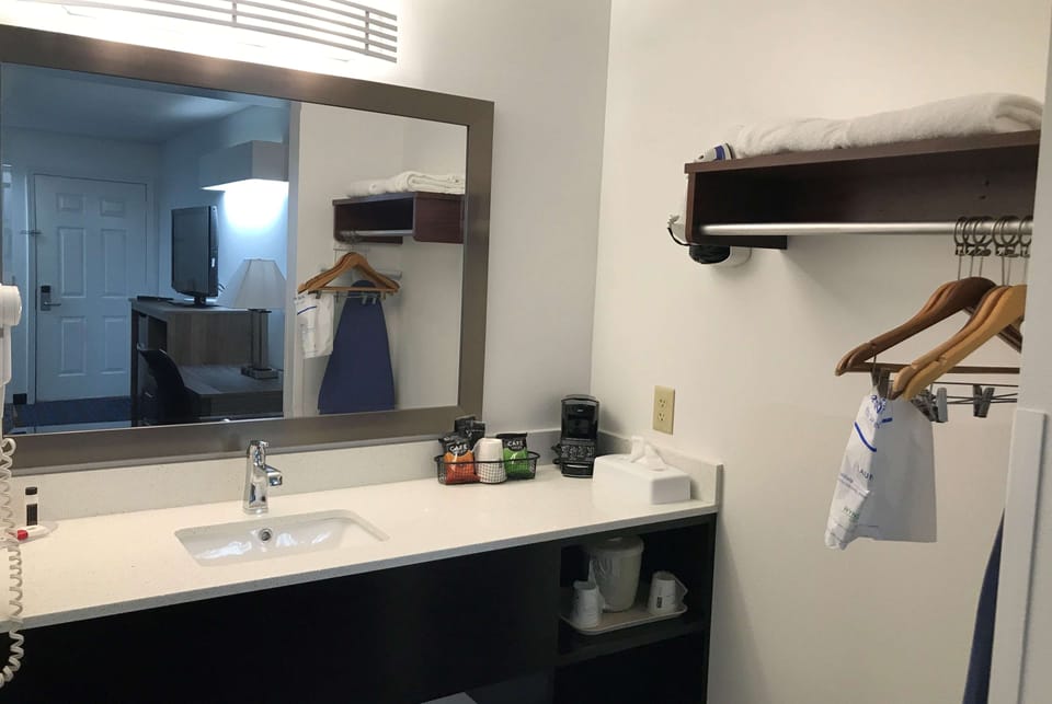 Combined shower/tub, free toiletries, hair dryer, towels