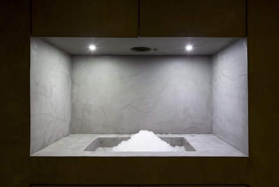 Indoor spa tub