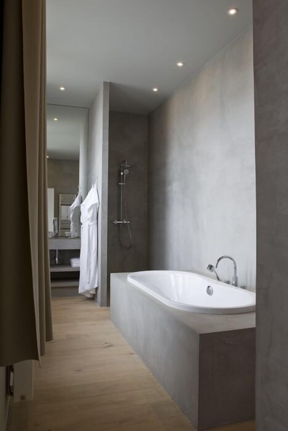 Deep soaking bathtub