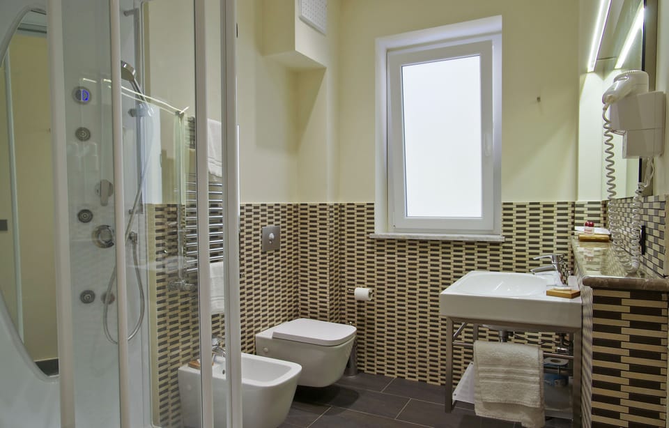 Shower, free toiletries, hair dryer, bidet