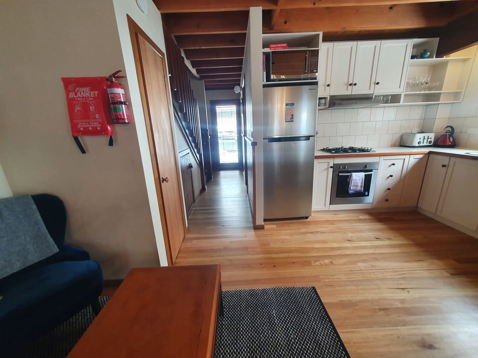 Full-size fridge, microwave, oven, stovetop